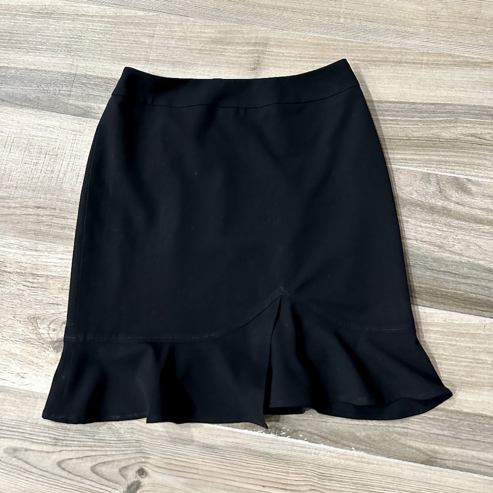 (18) Tahari Flutter Skirt, Size 4P, Knee Length, Excellent Condition